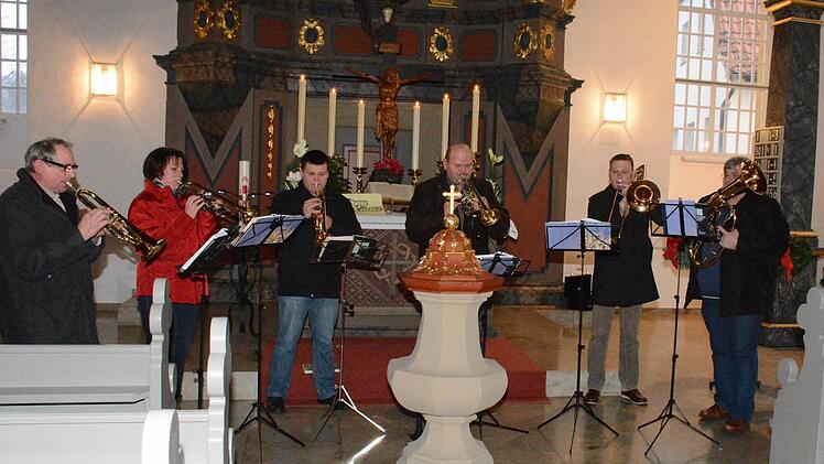 Der Posaunenchor Hafenpreppach eröffnete den Weihnachtsmarkt in Maroldsweisachmusikalisch. Foto: Schmidt
