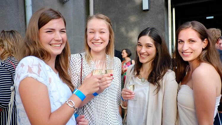 Die Medizinstudentinnen Clara, Anna, Veronika und Valerie bei der Premiere.