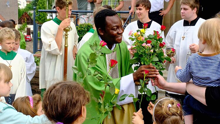 Herzlicher Abschied von Pfarrvikar Blaise Okpanachi vor der Kirche. Foto: Gerd Schaar