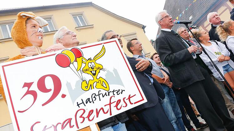 Nach der Begrüßung von Stephan Schneider, Vorsitzender des Straßenfest-Fördervereins, und Bürgermeister Günther Werner (WG) wurde das Straßenfest eröffnet. Foto: Matthias Hoch