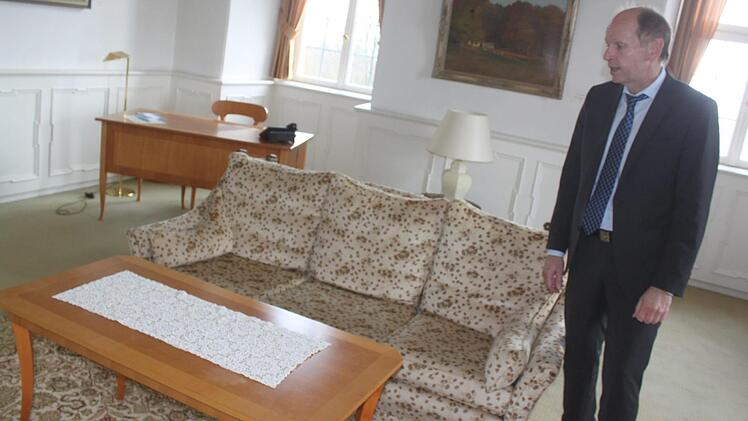 Dieses Kanapé steht schon länger in der Strauß-Suite im zweiten Stock des Bildungszentrums der Hanns-Seidel-Stiftung in Banz. Verwaltungsleiter Michael Möslein erinnert sich, dass der CSU-Vorsitzende einst hier saß und sich von ihm mit fränkischem Bier bewirten ließ. Foto: Matthias Einwag