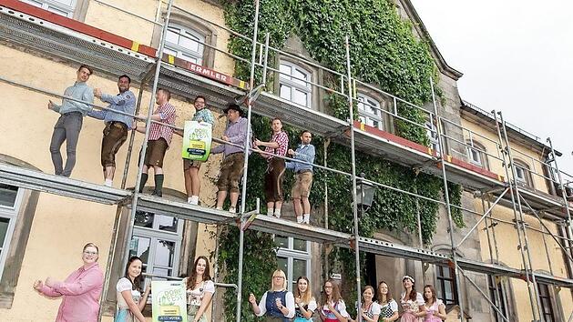 Auch am Teuschnitzer Rathaus herrscht das Voting-Fieber für das Dorffest. Foto: Stefan Eichhorn