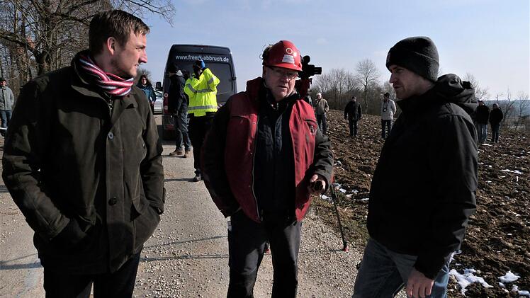 Sprengmeister Karl-Heinz Bühring (Mitte) im Gespräch mit Thomas Lorenz (links) und Rene Kärgel (rechts) vom Bauamt des Landratsamtes Kulmbach.Werner Reißaus