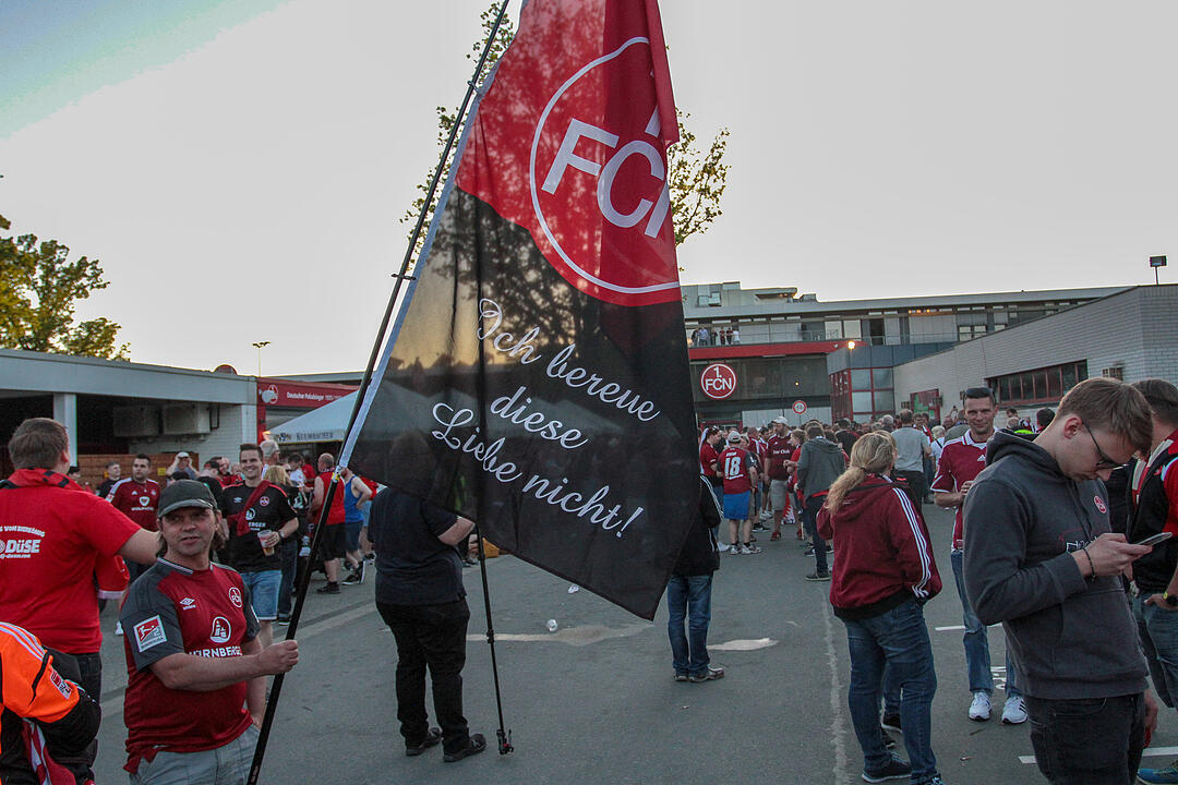 1. FCN steigt auf: Fans feiern in Nürnberg