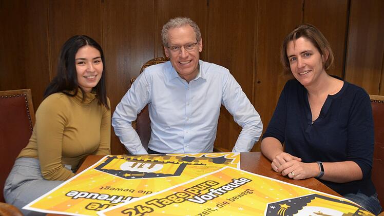 Simira Tang (links) und Andrea Pöltl freuen sich mit Bürgermeister German Hacker auf die Aktionen zur Adventszeit.  Foto: Bernhard Panzer