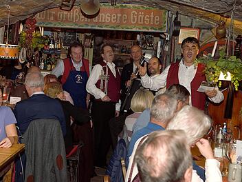 Kilian Moritz (rechts) beim fränkischen Singen in Rüdenhäuser Weinkeller am Schloss. Wolf-Dietrich Weißbach