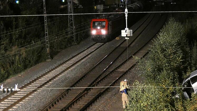 Autounfall in Unterfranken: Ein Auto kam am Freitagabend von der Stra&szlig;e ab und st&uuml;rzte einen Bahndamm hinab. Foto: NEWS5 / Licha