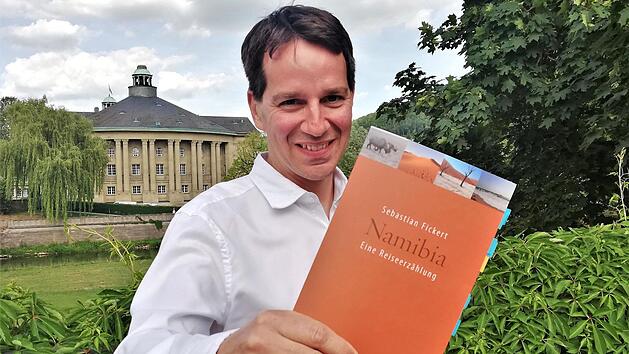 Aus Franken in die W&uuml;ste: Sebastian Fickert (44) mit der Reiseerz&auml;hlung "Namibia" Foto: Sigismund von Dobsch&uuml;tz