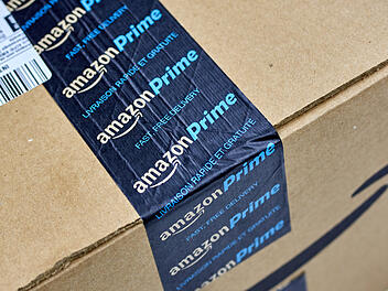 Ein Paket mit der Aufschrift Amazon Prime.