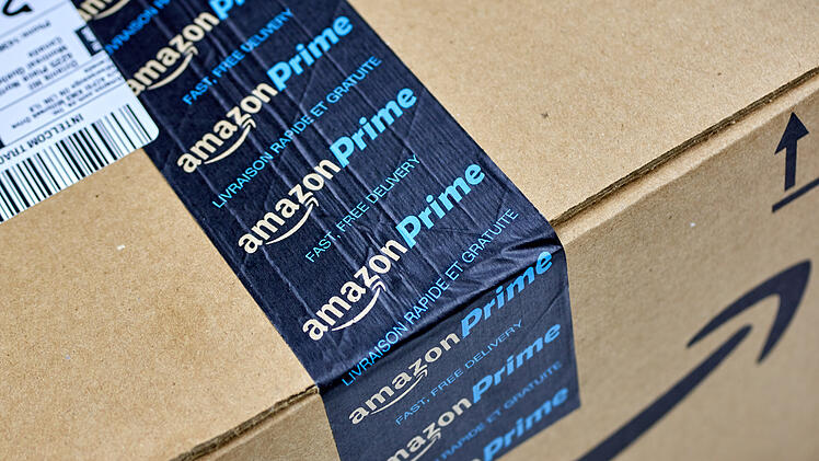Ein Paket mit der Aufschrift Amazon Prime.