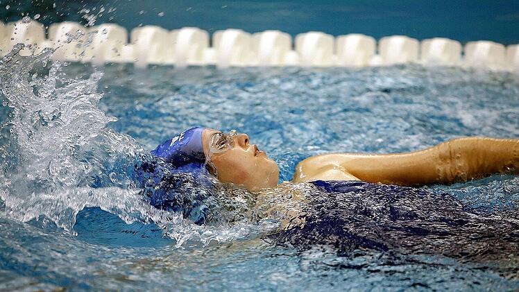 Rückenschwimmen gilt als besonders schonend, kräftigt die Muskulatur und beugt so Rückenschmerzen vor.