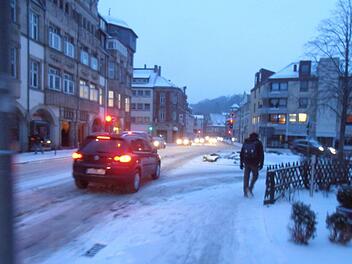 Tückisch: Schlecht bis gar nicht geräumt präsentierten sich Straßen am Morgen in der Coburger Innenstadt.Fotos: Jochen Berger