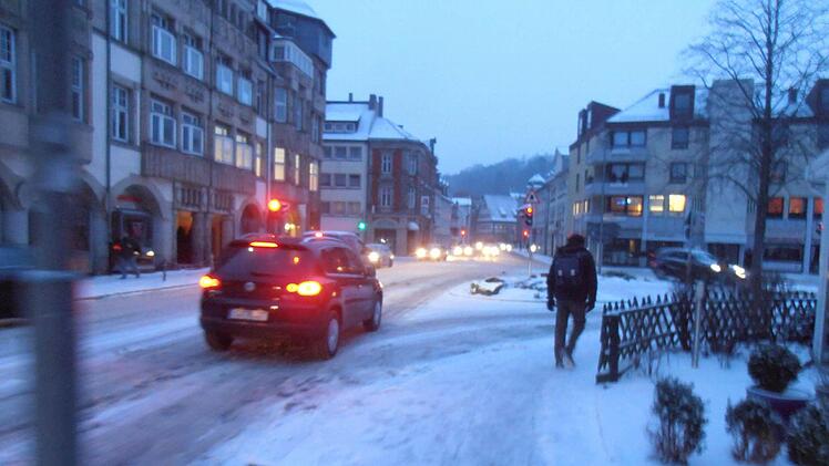 Tückisch: Schlecht bis gar nicht geräumt präsentierten sich Straßen am Morgen in der Coburger Innenstadt.Fotos: Jochen Berger