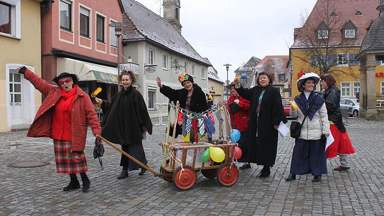 Waren in ganz Höchstadt unterwegs, die Fosänachter Weiber (von links): Irmgard Dengler, Andrea Schmidt, Birgit Hofmann, Angelika Ort (3. Vorsitzende), Annemarie Häfner und Monika Köberlein Foto: A.Dorsch