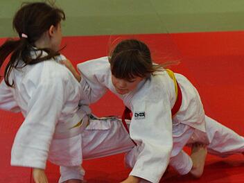 Alina Müller (SC Bushido Kitzingen) kommt beim Angriff der Altenfurterin Annika Wehrwein (rechts) in Schwierigkeiten. Foto: Thomas