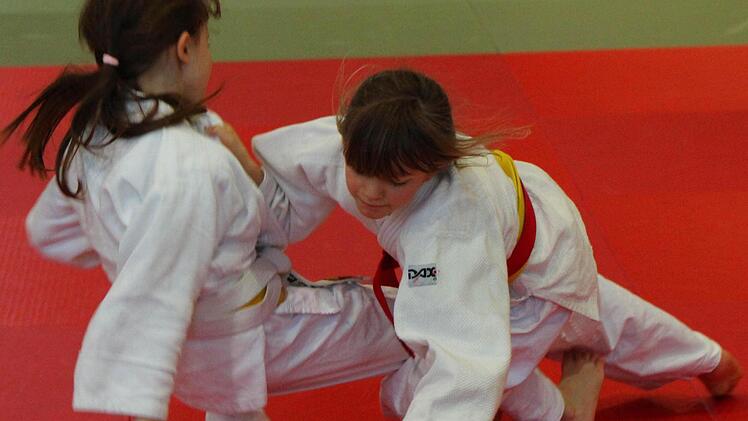 Alina Müller (SC Bushido Kitzingen) kommt beim Angriff der Altenfurterin Annika Wehrwein (rechts) in Schwierigkeiten. Foto: Thomas