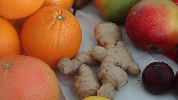 In der ayurvedischen Küche ist der Ingwer hochgefragt. Ingwerwasser eignet sich besonders gut zum Entschlacken. "Das ist hochwirkungsvoll. Nach vier Wochen fühlt man sich wirklich topfit", informiert Waltraud Boseckert. Foto: Johanna Eckert
