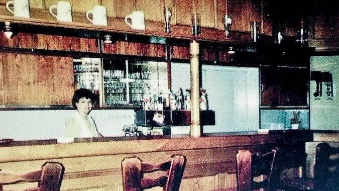 Historisch ist das Bild einer alten Postkarte vom Kreuzberghof, das den Tresen der Gaststätte zeigt. Foto: Archiv Familie Nowak