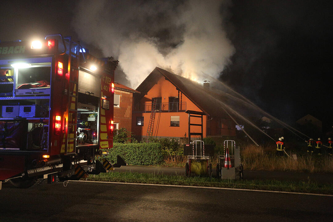 Flammen schlugen aus dem Dachstuhl von Wohnhaus - Feuerwehrmann stuerzt von Drehleiter, zwei weitere Verletzte