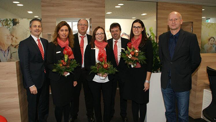 In modernen Räumen präsentiert sich nach erfolgreichem Umbau die Sparkasse Ostunterfranken in Knetzgau. Zur Wiedereröffnung gratulierten Vorstandsvorsitzender Peter Schleich und Bürgermeister Stefan Paulus (rechts). Die Kundenberaterinnen in Knetzgau sind Irene Leis, Katharina Kraus und Kathrin Pfennig, hin und wieder unterstützt von ihren früheren Kollegen Rainer Grübel (hinten links) und Dietmar Berger (hinten rechts).