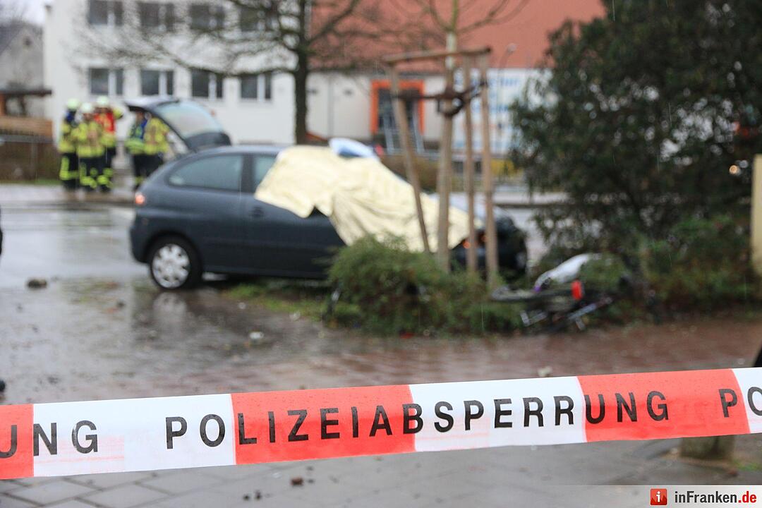 Auto fährt in Forchheim in Menschengruppe