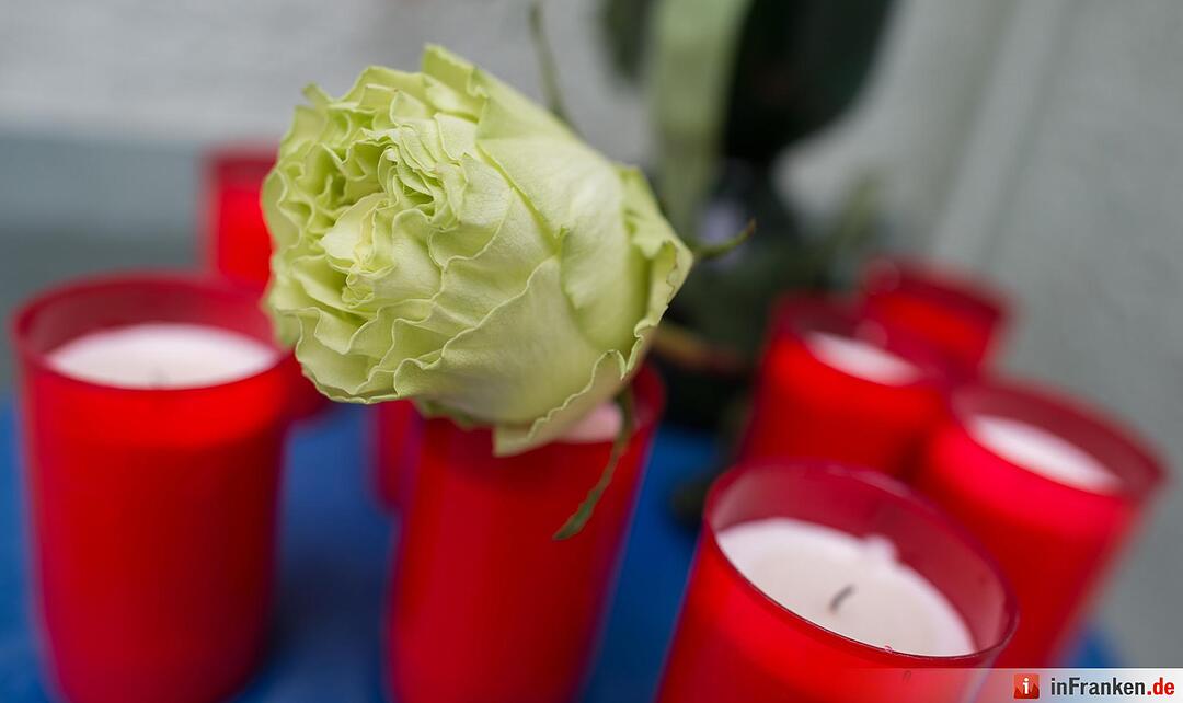 Ein kleines Trauergesteck mit Kerzen und Blumen ist am 10.02.2016 auf dem Bahnhof in Bad Aibling (Bayern) zu sehen. Am 09.02.2016 waren zwei Meridian-Nahverkehrszüge der privaten Bayerischen Oberlandbahn auf der eingleisigen Strecke zwischen Holzkirchen und Rosenheim bei hohem Tempo frontal ineinander gekracht. Zehn Menschen starben. Foto: Matthias Balk/dpa