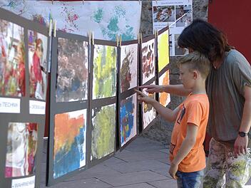 Eine Mutter und ihr Sohn "begutachten" die ausgestellten Aquarelle. Die Meinungen gehen manchmal etwas auseinander.  Foto: Winfried Ehling