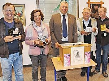 Bürgermeister Jürgen Hennemann (Mitte) zeichnete als erfolgreiche Teilnehmer am Postkarten-Wettbewerb der Stadt Ebern (von links) aus: Rudolf Hein, Gisela Röder, Werner Eichler und Bert Niklaus.  Foto: Helmut Will