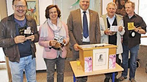 Bürgermeister Jürgen Hennemann (Mitte) zeichnete als erfolgreiche Teilnehmer am Postkarten-Wettbewerb der Stadt Ebern (von links) aus: Rudolf Hein, Gisela Röder, Werner Eichler und Bert Niklaus.  Foto: Helmut Will