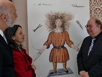 Vor dem Ur-Struwwelpeter. Von links: Oberbürgermeister  Kay Blankenburg Kuratorin PD Dr. Simone Michel-von Dungern, Kulturreferent Peter Weidisch. Foto: Werner Vogel