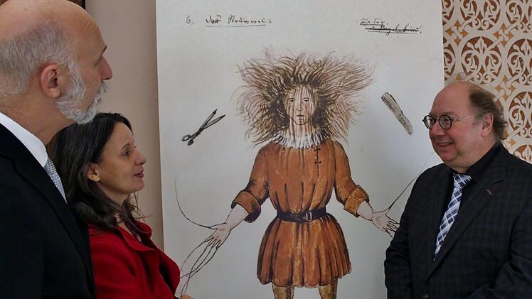 Vor dem Ur-Struwwelpeter. Von links: Oberbürgermeister  Kay Blankenburg Kuratorin PD Dr. Simone Michel-von Dungern, Kulturreferent Peter Weidisch. Foto: Werner Vogel
