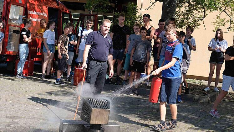 Endlich durften die Schüler auch selbst zur Tat mit den Feuerlöschern greifen.Gerd Schaar