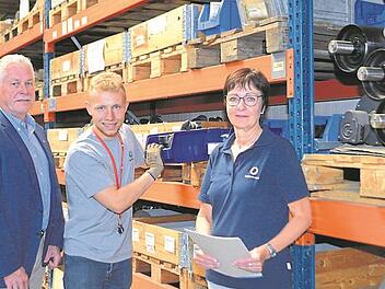 Bernd G&uuml;nther (links) und Ulla Heuser &auml;rgern sich, dass die Schulb&uuml;rokratie es Azubi Christoph Apel erschwert, eine nahe Berufsschule zu besuchen.      Foto: Volker Nies