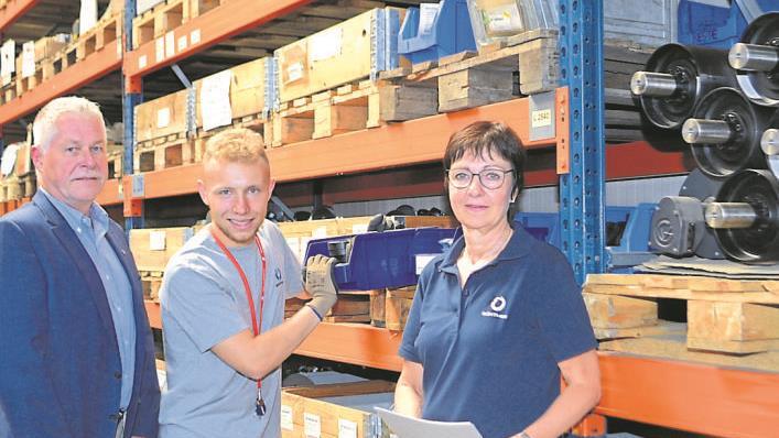 Bernd G&uuml;nther (links) und Ulla Heuser &auml;rgern sich, dass die Schulb&uuml;rokratie es Azubi Christoph Apel erschwert, eine nahe Berufsschule zu besuchen.      Foto: Volker Nies