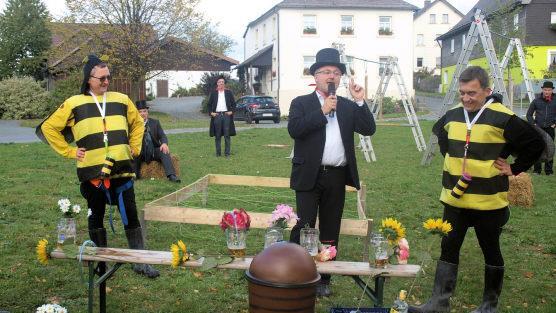 Pater Jan Poja (li) ist unbestritten die bessere  Biene, was sich an den gefüllten Krügen vor der Bank anschaulich zeigt.  Der Verlierer Jens Korn nimmt es mit Humor.Susanne Deuerling