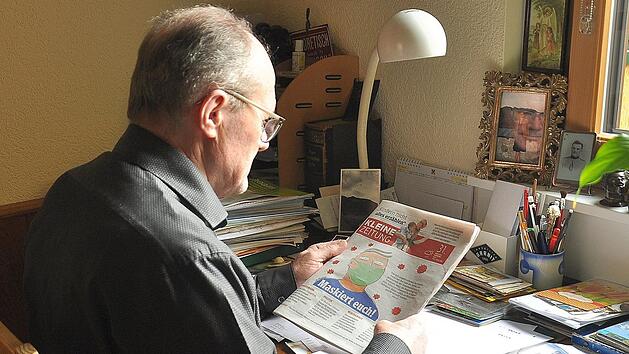 Das gibt es in  Franken (noch) nicht: Karl Langmann mit der "Kleinen Zeitung", in der Pflicht zum Tragen von Schutzmasken beim Einkauf in Österreich das große Thema war.Foto: privat