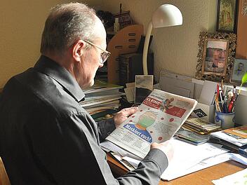 Das gibt es in  Franken (noch) nicht: Karl Langmann mit der "Kleinen Zeitung", in der Pflicht zum Tragen von Schutzmasken beim Einkauf in Österreich das große Thema war.Foto: privat