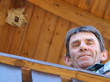 Stefan Lenk freut sich über sein Hornissennest unterm Giebel über der Terrasse.  Foto: Andreas Dorsch