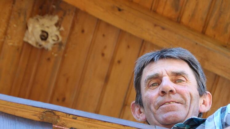 Stefan Lenk freut sich über sein Hornissennest unterm Giebel über der Terrasse.  Foto: Andreas Dorsch