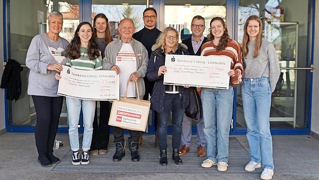 Strahlende Gesichter bei der Spenden&uuml;bergabe.
