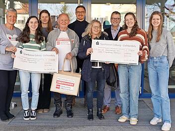 Strahlende Gesichter bei der Spendenübergabe.