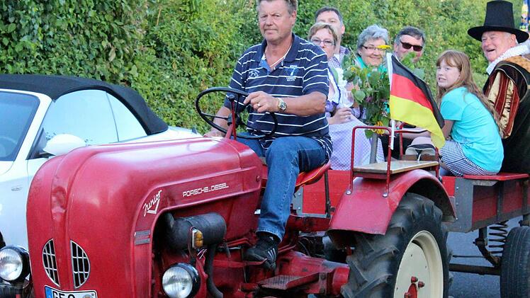Auch ein Porsche-Traktor ist unter den Schmuckstücken... mit dem Volkacher Ratsherr im Schlepptau.