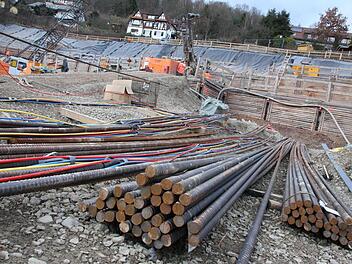 14 bis 17 Meter lang sind die Gewindestäbe, die in den Hang gedübelt werden. Fotos: Ralf Ruppert