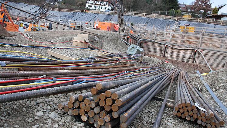 14 bis 17 Meter lang sind die Gewindestäbe, die in den Hang gedübelt werden. Fotos: Ralf Ruppert