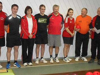 Die Erstplatzierten bei der Kegler-Tandemmeisterschaft des TV Ebern mit den Offiziellen, von links Sportwart Sebastian Schönlein, Sven Schnös (Dritter), Silvia Hagel (Dritte), Michael Hunger (Meister), Robert Lurz (Meister), Steffi Hunger (Zweite), Edmund Stahl (Zweiter) und Sportwart Willi Holdorf