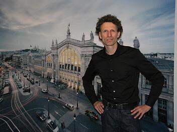 Christian Höhn vor dem Großbild des Bahnhofs Gare du Nord in Paris   Foto: Michael Schulbert