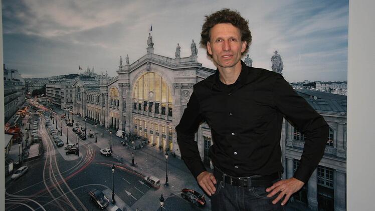 Christian Höhn vor dem Großbild des Bahnhofs Gare du Nord in Paris   Foto: Michael Schulbert