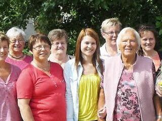 Unser Bild zeigt Bürgermeister Ralf Holzmann (vorne rechts) zusammen mit der Jubilarin Grete Klein (links daneben) im Kreise der Familie und Nachbarn. Foto: Klaus-Peter Wulf