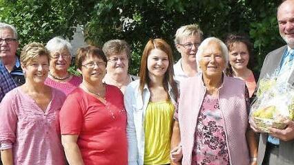 Unser Bild zeigt Bürgermeister Ralf Holzmann (vorne rechts) zusammen mit der Jubilarin Grete Klein (links daneben) im Kreise der Familie und Nachbarn. Foto: Klaus-Peter Wulf