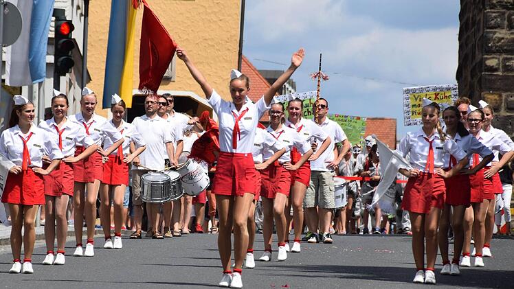 Die Zapfendorfer Mädchengarde Foto: Ronald Rinklef
